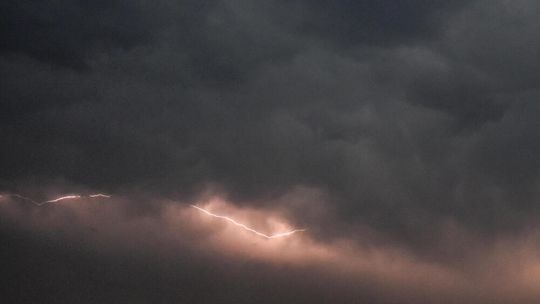 IMGW: ostrzeżenia przed burzami dla sześciu województw. Możliwy silny wiatr i grad