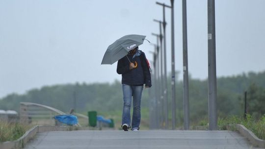 MGW: w niedzielę przelotne opady i burze na zachodzie; nad ranem lokalnie mgły