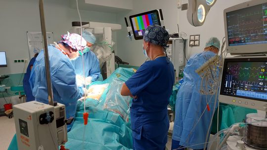 Innowacyjny zabieg w ŚCO: równoczesne zastosowanie robota da Vinci i zestawu TEM podczas jednej operacji jelita grubego