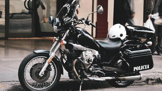 Interkom na motocyklu: komunikacja i nawigacja w kasku bez rozpraszania uwagi