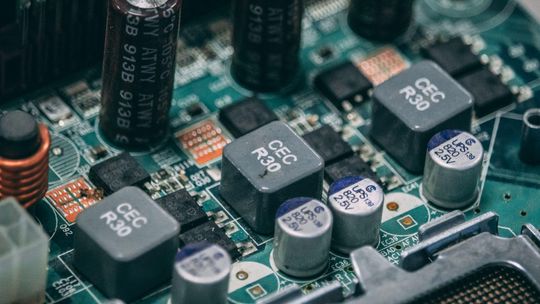 Jak dobrać diodę prostowniczą do układu elektronicznego?