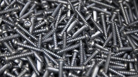 Jak odkręcić zapieczoną i zardzewiałą śrubę: Skuteczne Metody i Porady