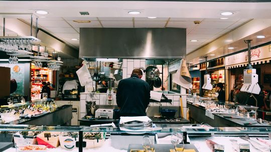 Jak planować wyposażenie kuchni gastronomicznej etapami bez utraty funkcjonalności?