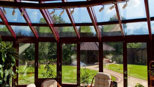Jakie przeszklenia wybrać do ogrodu zimowego, by cieszyć się komfortem przez cały rok