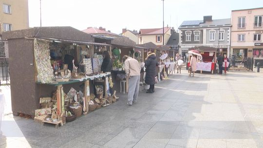 Jarmark Wielkanocny ze słońcem, deszczem i śniegiem