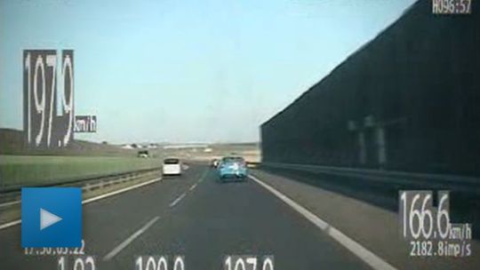 Jechał blisko 200 km/h. Taka prędkość to ogromne ryzyko, ostrzegają policjanci