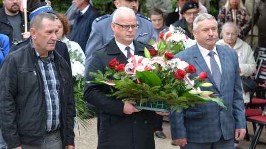 Jest pomnik poświęcony bitwie pod Rząbcem