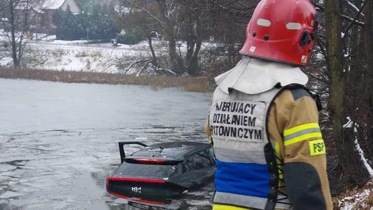 Kia zaparkowała w stawie