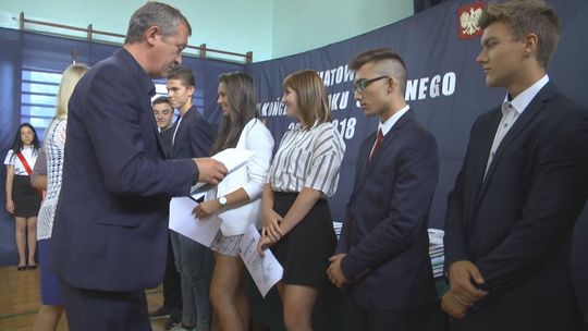 Kiedy uczniowie odbiorą świadectwa? Decyzja należy do dyrektorów