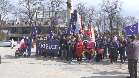 Kielczanie śpiewali Odę do radości przy pomniku Henryka Sienkiewicza