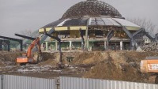 Kielecki "spodek" powoli znika. Rozpoczął się drugi etap rozbiórki dworca autobusowego