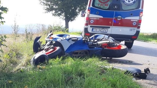 Kierowca motocykla uderzył w drzewo. Znaleziono przy nim metamfetaminę