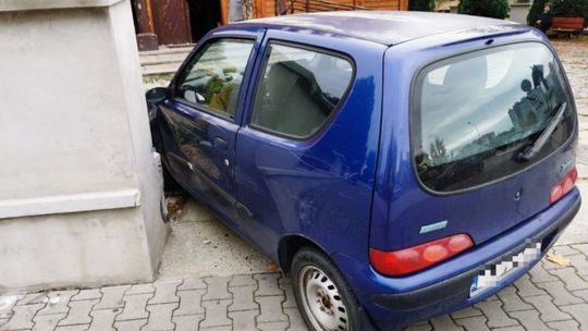 Kierowca zakończył ucieczkę na kościelnej bramie