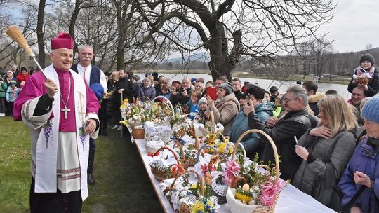 Kilkaset osób na święceniu pokarmów przed dworem Żeromskiego w Ciekotach