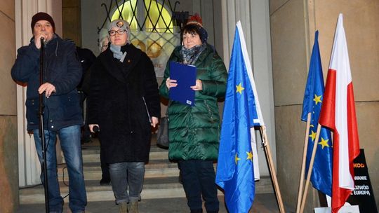 „Kneblowanie sądów = rozwód z Europą”