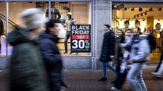 KNF ostrzega przed oszustami działającymi podczas Black Friday