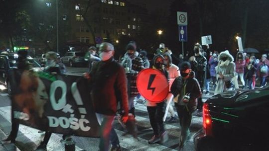 Kobiety wracają z protestem