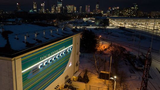 Kolej na zieloną energię – nowy mural na podstacji Warszawa Zachodnia od PGE Energetyka Kolejowa