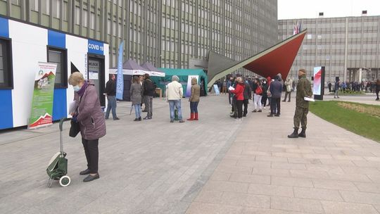 Kolejka przed mobilnym punktem szczepień w Kielcach