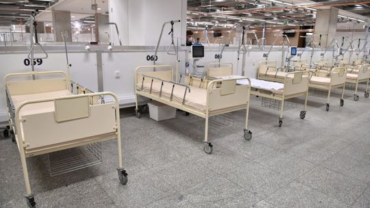Kolejni pacjenci wypisani ze szpitala tymczasowego - wszystkie łóżka nadal zajęte