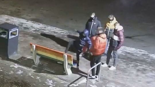 Kolejny akt wandalizmu - młodzież próbowała zniszczyć "tęczową ławkę"