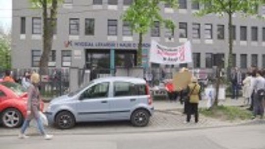 Kolejny dzień protestu przeciwko nominacji prof. Bogdana Chazana na konsultanta do sprawa ginekologii i położnictwa