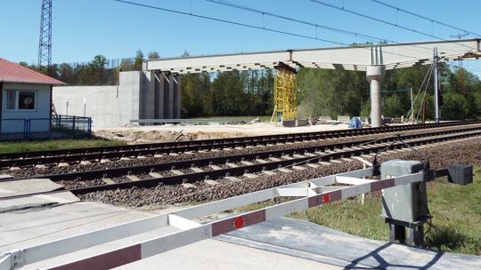 Kolejny wiadukt drogowy nad torami Centralnej Magistrali Kolejowej