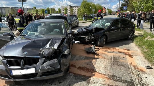 Kolizja dwóch aut osobowych na ulicy Powstańców Warszawy