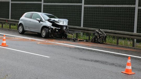 Kolizja na krajowej "siódemce". Samochód uderzył w bariery