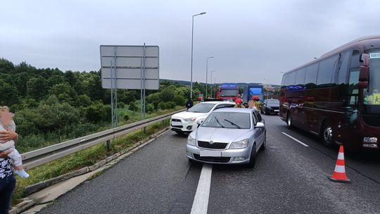 Kolizja trzech samochodów na trasie S7