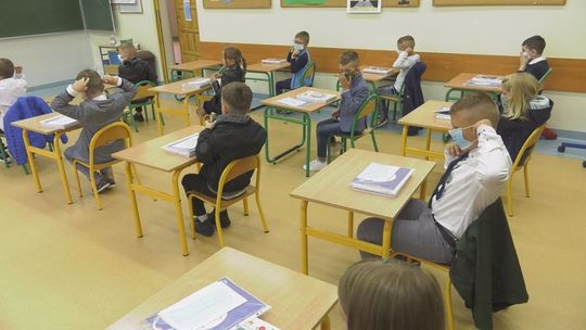 Koniec nauki zdalnej. Uczniowie wracają do szkół w maseczkach