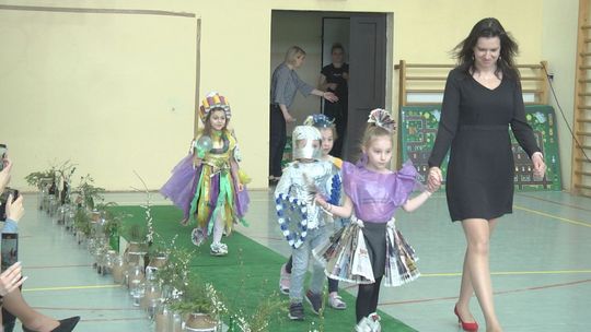 Kreacje jak z czerwonego dywanu - sześciolatki pokazały jak dbać o planetę a przy okazji dobrze się bawić