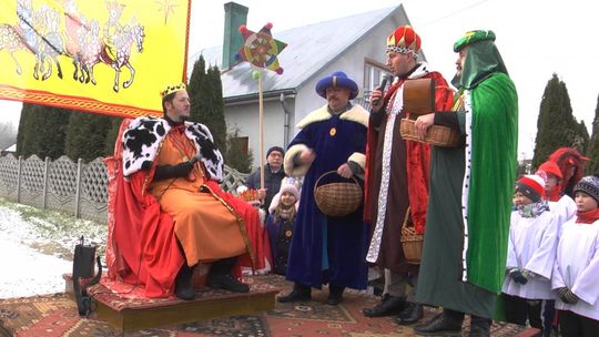 Świątecznie w Szklanym Domu. Jarmark Bożonarodzeniowy przed dworem w Ciekotach