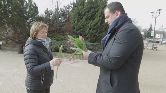 Kwiaty i życzenia na ulicach miasta