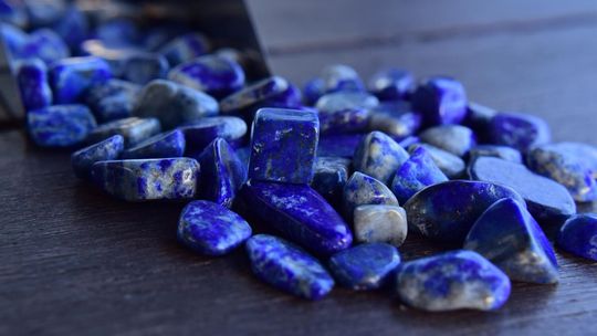 Lapis lazuli w biżuterii ? z czym łączyć intensywny niebieski kamień?