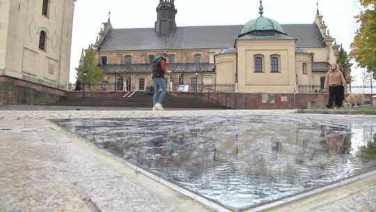 Lustro "Niebo Kielc" wzbudza kontrowersje - równocześnie przyciąga do miasta