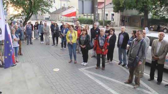 „Mam dość bezprawia”. Kilkadziesiąt osób protestowało pod Sądem Okręgowym w Kielcach