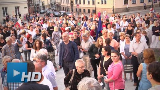 Manifestowali w obronie sądów. W piątek o godzinie 21.00 wrócą przed Sąd Okręgowy