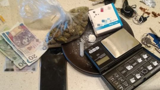 Marihuana i medykamenty zabezpieczone u 42-letniego kielczanina