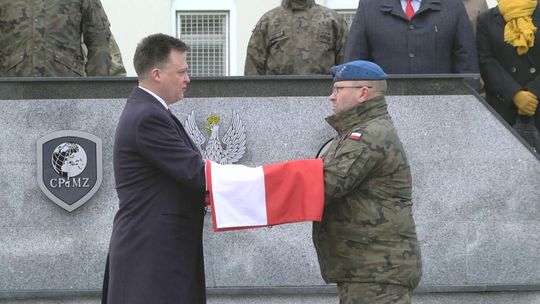 Marszałek Szymon Hołownia przekazał kieleckim żołnierzom flagę