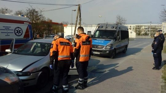 Mężczyzna za kierownicą doznał ataku epilepsji i zderzył się czołowo z innym autem