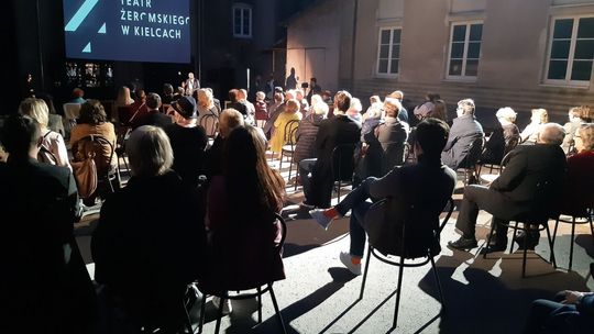 Mieszkańcy żegnali siedzibę kieleckiego teatru
