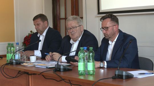 Minister rolnictwa Czesław Siekierski na nadzwyczajnym spotkaniu z rolnikami w Jędrzejowie