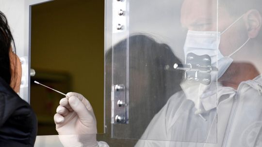 Ministerstwo Zdrowia: 319 nowych zakażeń koronawirusem, zmarło 26 osób z COVID-19