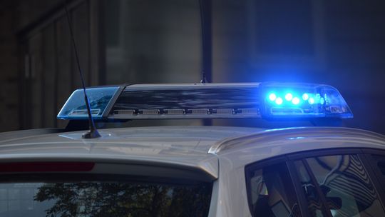 Młody motocyklista stracił prawo jazdy i dostał wysoki mandat za jazdę na jednym kole