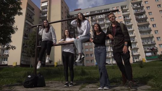 Młodzi ludzie nagrali teledysk, aby przeciwstawiać się przemocy i hejtowi w Internecie