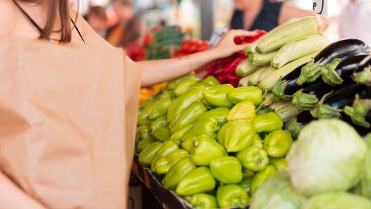 Młodzi Polacy jedzą nieregularnie i za dużo produktów przetworzonych