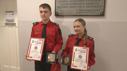 Młodzi strażacy uratowali życie kobiecie. Teraz odebrali za to odznaczenia