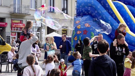 Mobilne planetarium i konkursy z nagrodami czyli zabawa podczas Pikniku Europejskiego