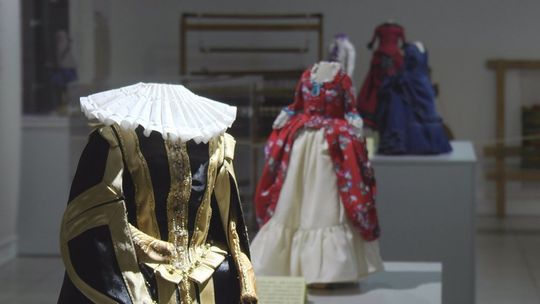 Moda jest ponadczasowa. Wystawa miniaturowych strojów w Muzeum Zabawy i Zabawek w Kielcach